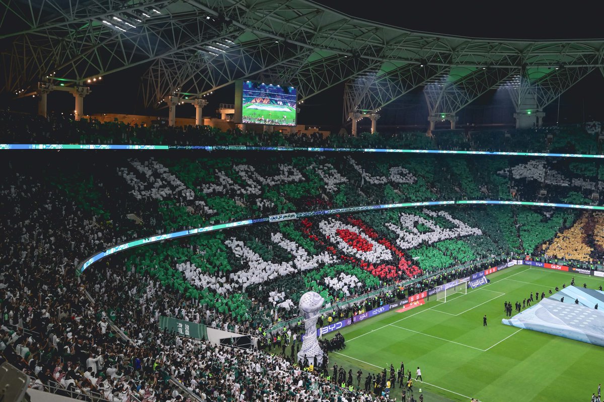 saudi2027's tweet photo. جماهير السعودية ترسم دعمها للأخضر 🇸🇦🏟️

تيفو النهائي من المدرجات
#خليجي_الديار_العربية27 https://t.co/vJjOSHwPgI