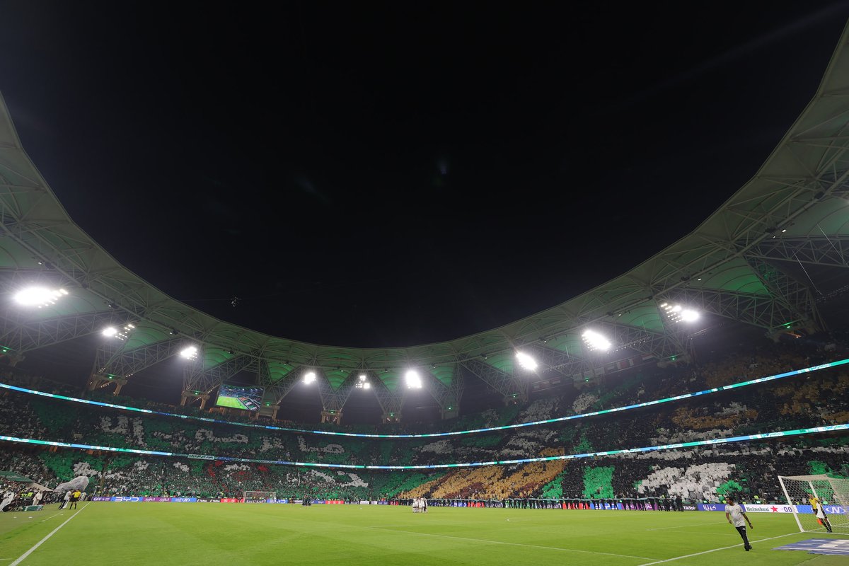 saudi2027's tweet photo. جماهير السعودية ترسم دعمها للأخضر 🇸🇦🏟️

تيفو النهائي من المدرجات
#خليجي_الديار_العربية27 https://t.co/vJjOSHwPgI