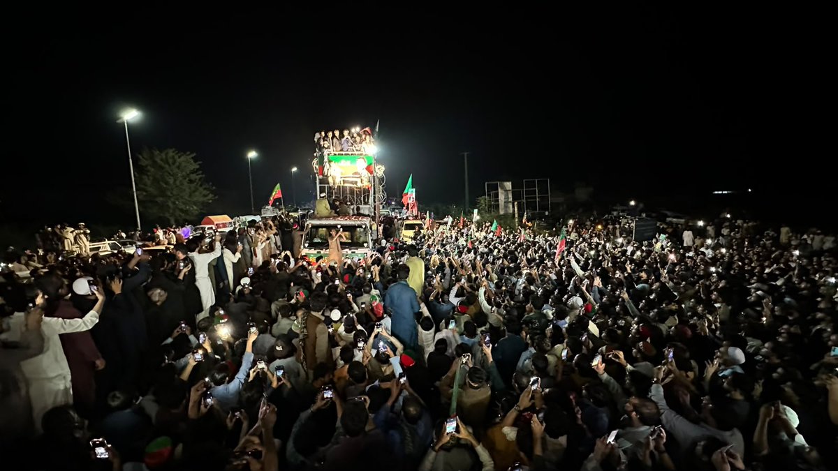 BBCUrdu's tweet photo. تحریکِ انصاف کا لانگ مارچ درہ آدم خیل پہنچ گیا، سہیل آفریدی کا عمران خان کو شوکت خانم ہسپتال منتقل کرنے کا مطالبہ
مکمل تفصیل: https://t.co/rSksCbOYEN https://t.co/K356vPrOk3