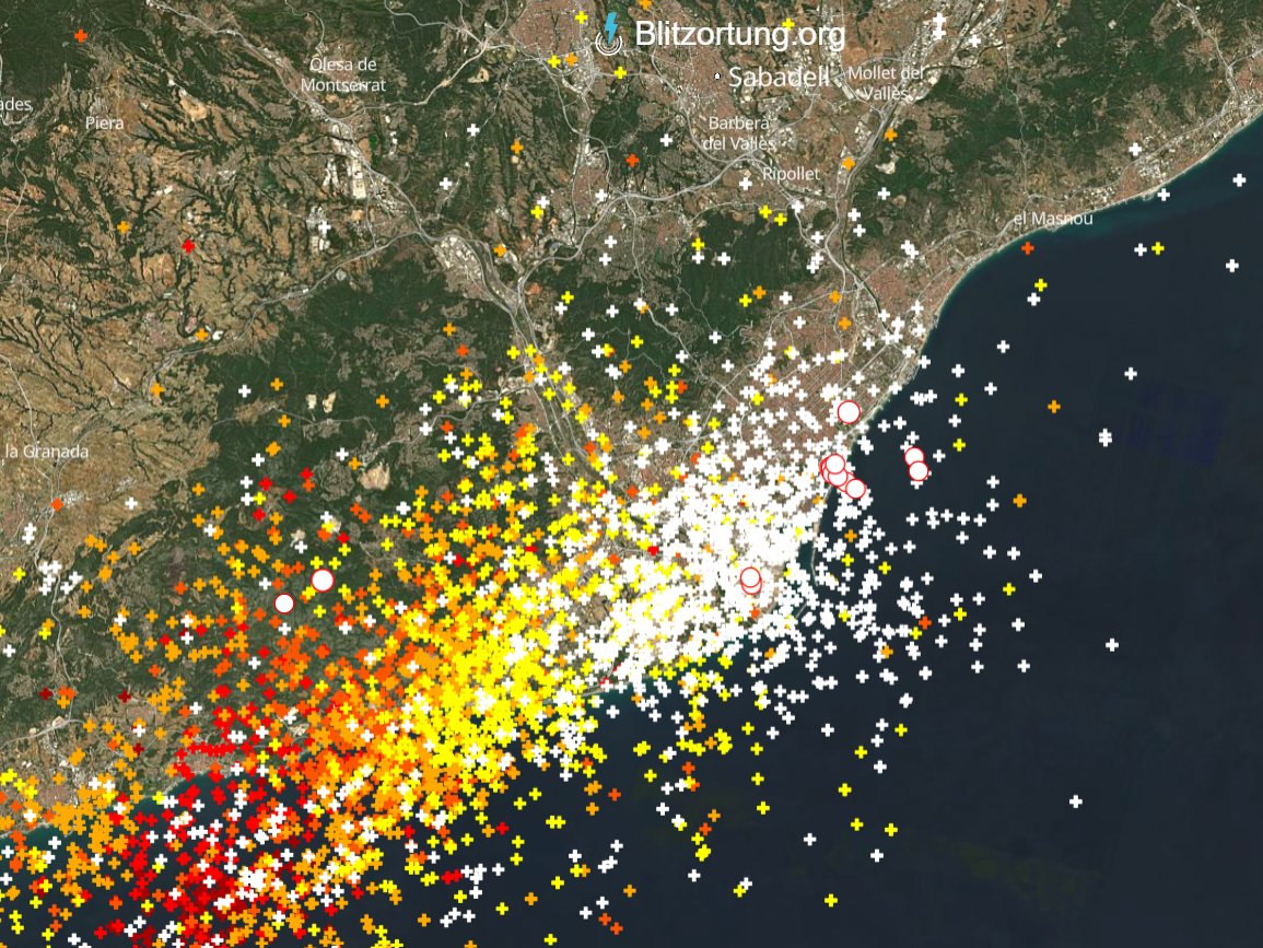 SeguimlaMeteo's tweet photo. Desenes de llamps per minut il·luminen el cel de la costa central ara mateix. Un espectacle. https://t.co/hVYxX3x4sg