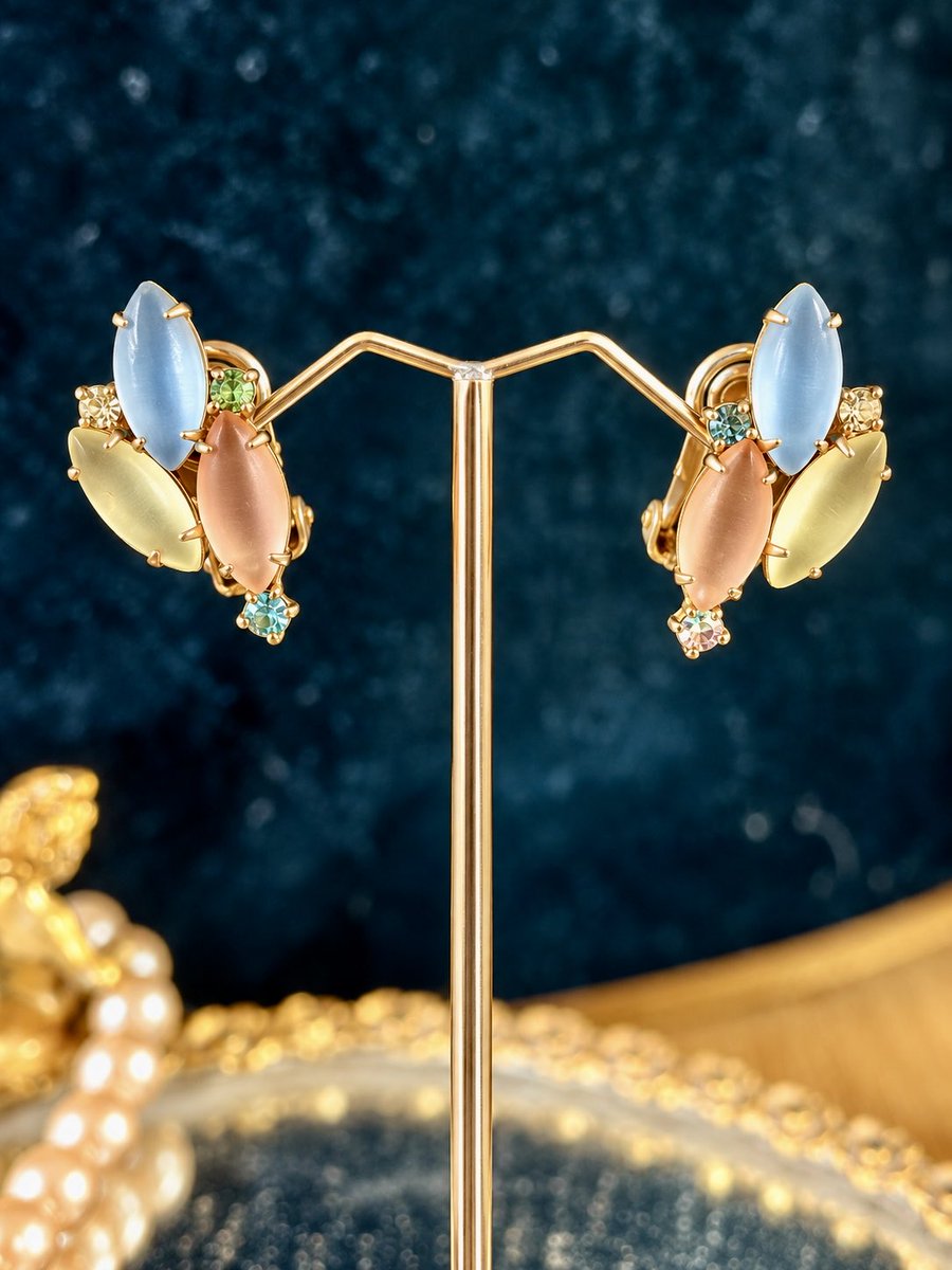 EbayBaby33's tweet photo. Vtg Pastel Cat Eye Rhinestone Brooch & Clip-On Earrings Set Multicolor Gold Tone #VintageJewelry #VintageBrooch #ClipOnEarrings #VintageJewelrySet #BroochEarringSet #CatEyeJewelry #PastelJewelry #RhinestoneJewelry https://t.co/ezmP9vEvOb #eBay via @eBay https://t.co/40dAFRI6Ee