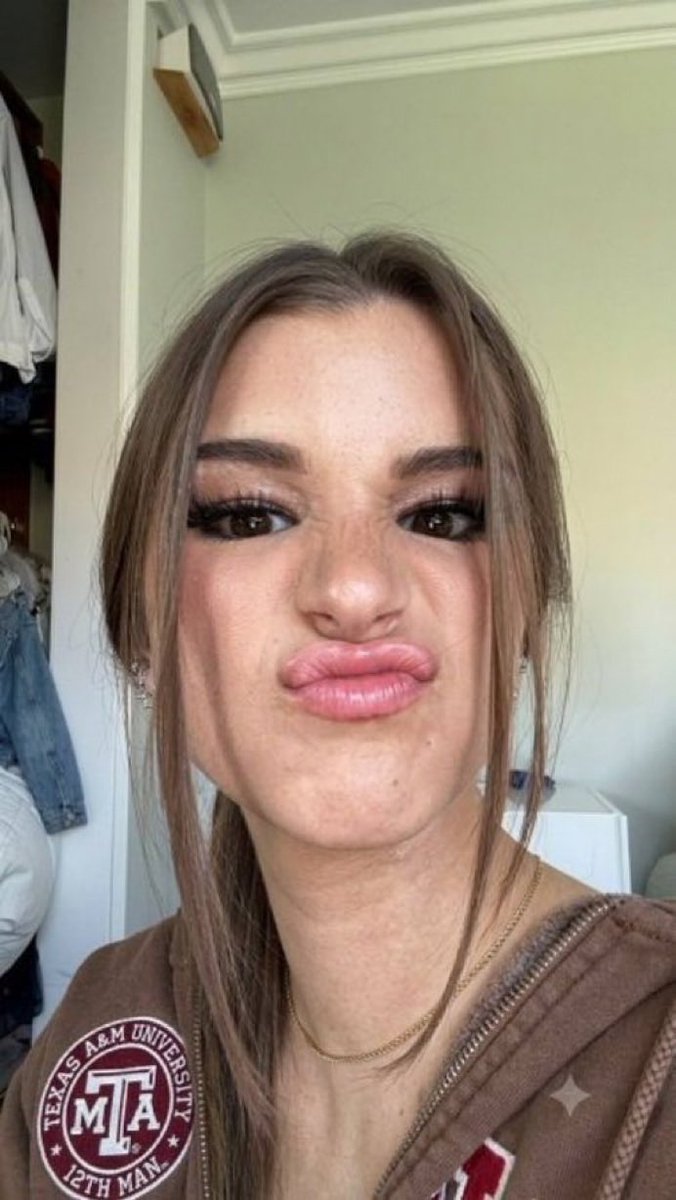 BubblesgOons8's tweet photo. Brooke is leagues ahead of u tbh… but her face is sooo pretty right? 🫧💖 https://t.co/ASNvbkytGL