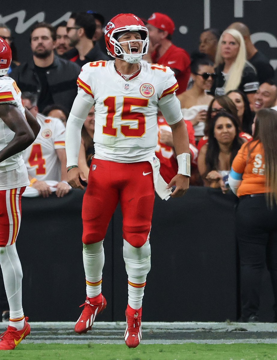 DKSports's tweet photo. Only one QB this season has a game with:

- 350+ Passing Yards
- 3+ Passing TD
- 0 Interceptions

That QB is Patrick Mahomes 😤 https://t.co/y4SIrEQ0i0