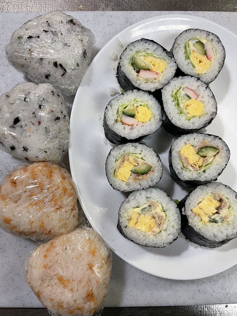 k241225k's tweet photo. 無性にサラダ巻が食べたくて
夜中3時から卵焼いてー
酢飯作ってー冷ます間に
おにぎり🍙作ってー
おにぎり海苔で巻いたら
巻きすも要らし最高やーん👍
今日の兄ちゃん弁当は
サラダ巻、シーチキン巻、おにぎり2種類

巻いた後に気付いた、、、
今日、健康診断で朝食べれんやん🥺 https://t.co/TjIo0ZvgPP