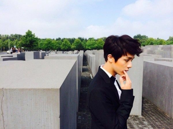 HavenCrave's tweet photo. Clarifying the Misleading Claims involving 'Holocust Memorial Photoshoot'

The photos of BTS at Berlin’s Memorial in 2015 have repeatedly been described as a “Holocaust photoshoot” But the memorial is not a cemetery and the concrete slabs are not individual graves as described
+ https://t.co/vbBZl5rzU8
