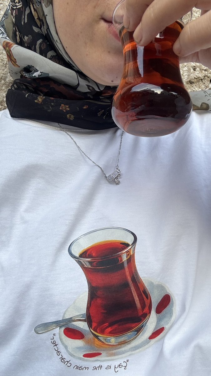 kebere61's tweet photo. türbelerin orda yürüyoz dışarı öıkınca çocuk dediki abla çay ver yokki dedim biraz ge��ti sonra yanımızdan geçti tekrar abla nasıl yok var ilte dedi bende o an dank ettimmm aaaağğğğ https://t.co/vwpFvOxvsI