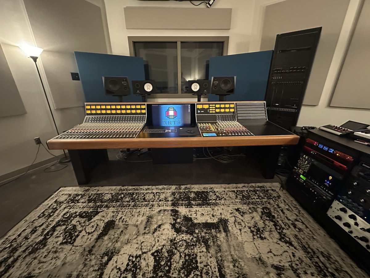 ThisIsAPIaudio's tweet photo. We're proud to announce the commissioning of a 32-channel custom API 2448 console, complete with a 30" producer desk and rack rail bucket at Calhoun Community College, part of the Alabama Center for the Arts in Decatur, AL. https://t.co/5N7BTxmYil