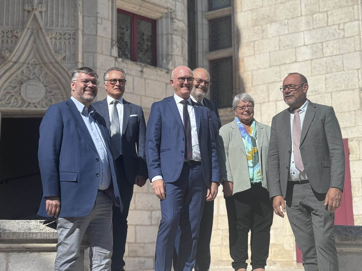 ChrisLEDORVEN's tweet photo. Réunion de travail avec mes collègues présidents des départements de la région Centre. La barque est pleine ! Alors que nous portons les investissements, donc les emplois, donc l’attractivité, l’Etat est incapable de réduire son propre train de vie et continue de nous ponctionner https://t.co/QpYYXcciBr