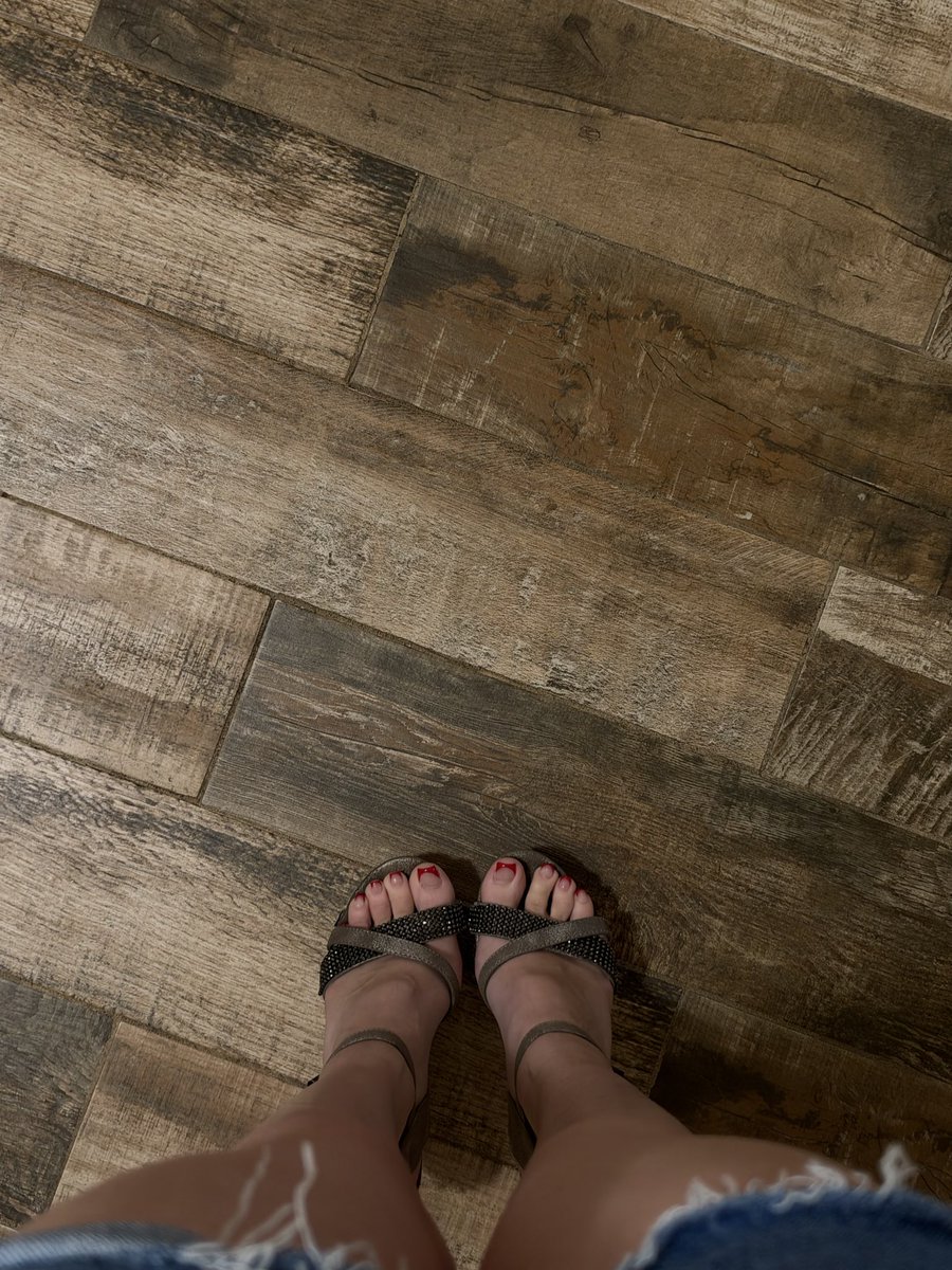 MissValentie254's tweet photo. Pretty toes, pretty heels.👠

Who around here does feet worship?✨

DM me💦

#feetfetish #obsession #worship https://t.co/UR9p5jUDyH