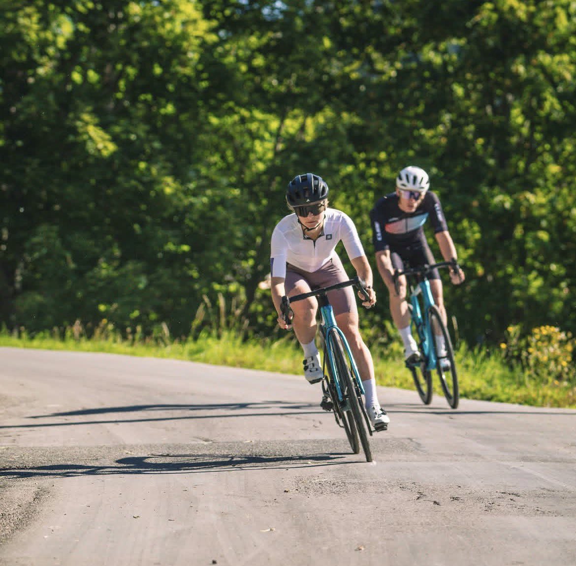 TeamJRichard's tweet photo. Jeanne Richard ou Emilien Jacquelin ?

Grosse session vélo pour Jeannette ! Les kilomètres s'enchaînent sur l'asphalte pour construire la caisse physique avant l'hiver.

📸 IG Jeanne Richard 

#Biathlon #JeanneRichard #OffSeason https://t.co/caIvcigp3K