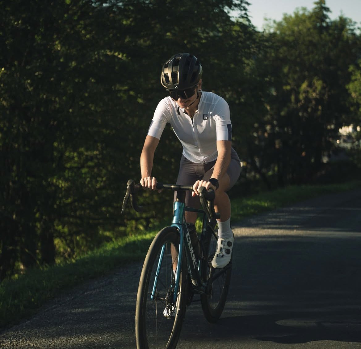 TeamJRichard's tweet photo. Jeanne Richard ou Emilien Jacquelin ?

Grosse session vélo pour Jeannette ! Les kilomètres s'enchaînent sur l'asphalte pour construire la caisse physique avant l'hiver.

📸 IG Jeanne Richard 

#Biathlon #JeanneRichard #OffSeason https://t.co/caIvcigp3K