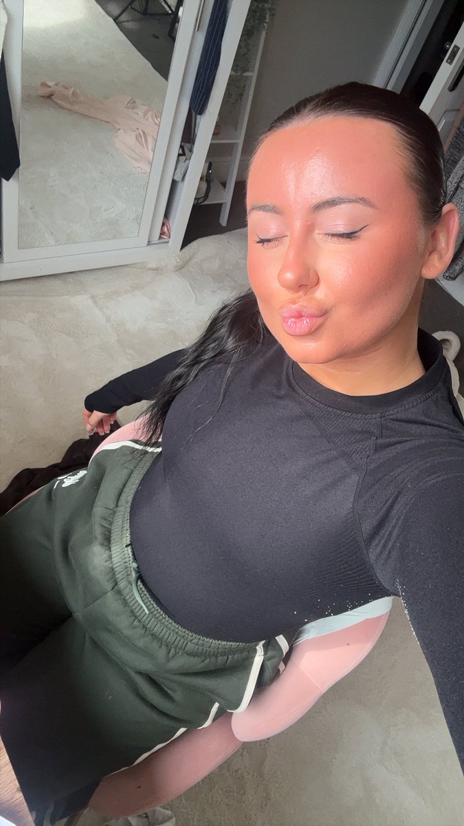 moreoftilly's tweet photo. Who else wants a fart vid in their dms???? https://t.co/tbazL0PoHI