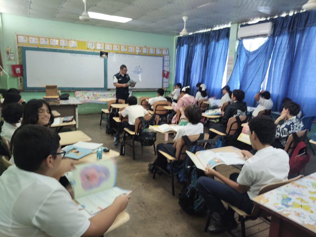 policiadepanama's tweet photo. #ZPHerrera | Impartimos clases en materia de prevención, como parte de nuestro programa #GREAT que les brinda las herramientas necesarias para decirle no a las pandillas. #TuPolicíaAmiga https://t.co/hk81XntKbD
