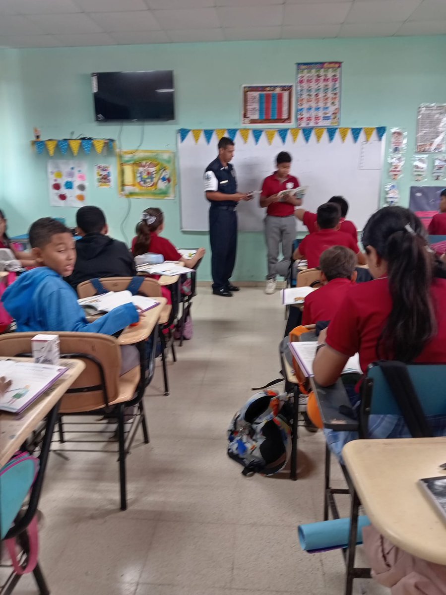 policiadepanama's tweet photo. #ZPHerrera | Impartimos clases en materia de prevención, como parte de nuestro programa #GREAT que les brinda las herramientas necesarias para decirle no a las pandillas. #TuPolicíaAmiga https://t.co/hk81XntKbD
