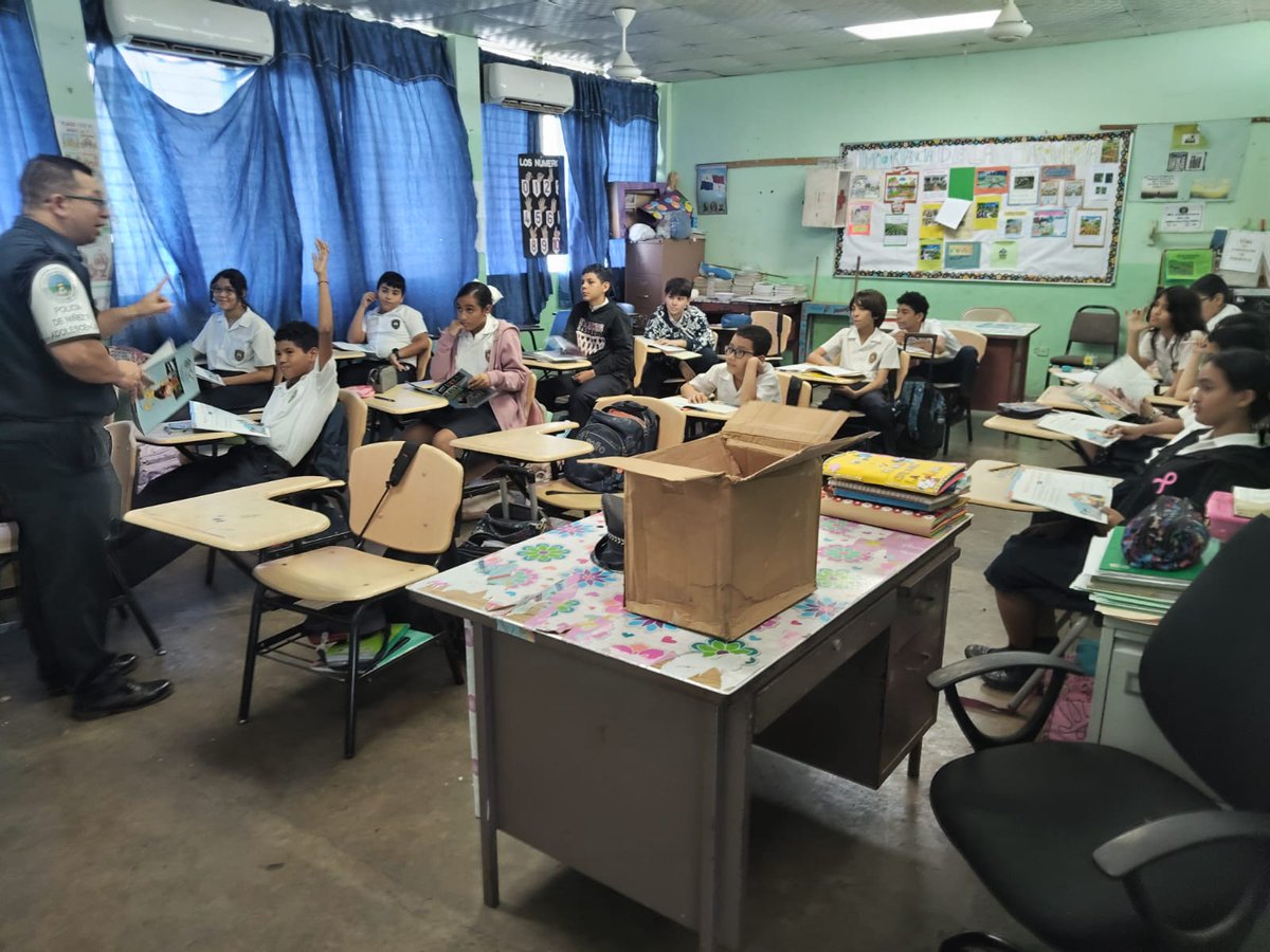 policiadepanama's tweet photo. #ZPHerrera | Impartimos clases en materia de prevención, como parte de nuestro programa #GREAT que les brinda las herramientas necesarias para decirle no a las pandillas. #TuPolicíaAmiga https://t.co/hk81XntKbD