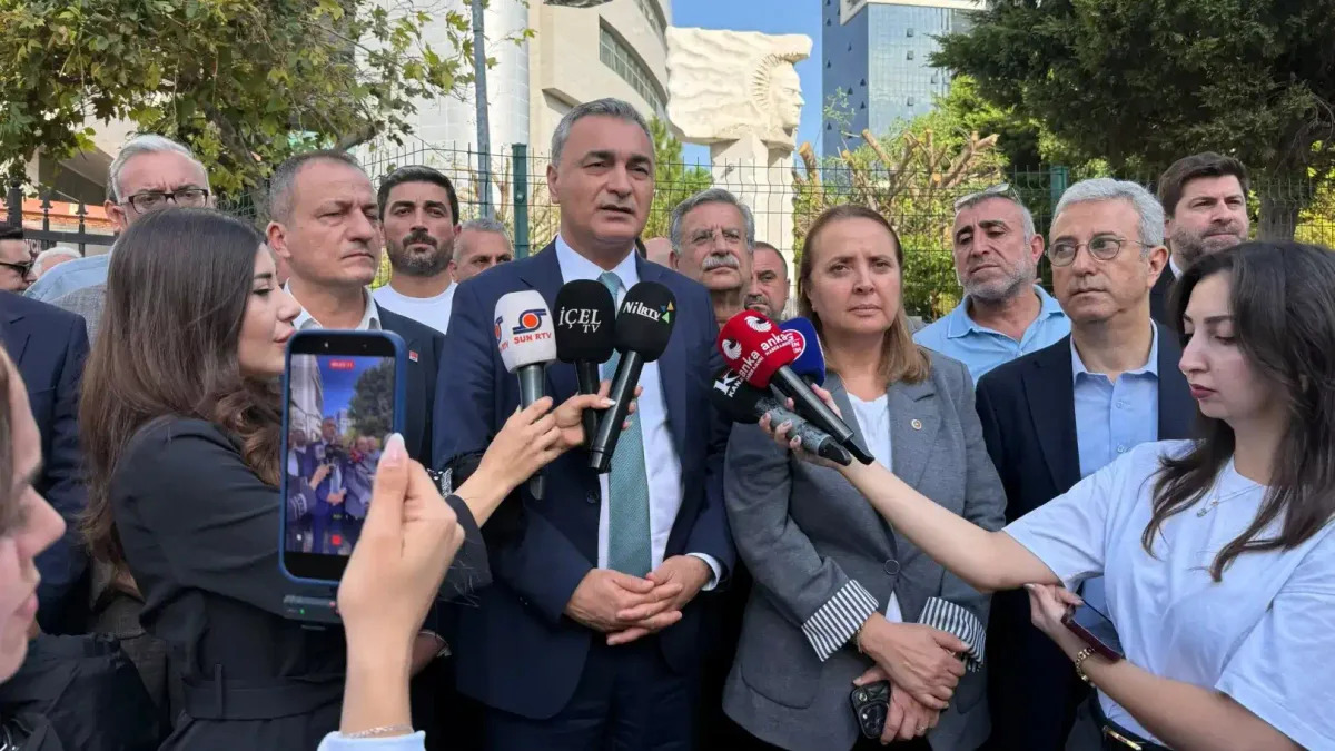 KonyaAktuelTR's tweet photo. 🚨 SON DAKİKA |  CHP'den Vahap Seçer'e destek çağrısı: Adaletin gereklilikleri göz önünde bulundurulmalı www.​konyaaktuel.​com.​tr/haber/chpden-vahap-secere-destek-cagrisi-adaletin-gereklilikleri-goz-onunde-bulundurulmali 👇👇 #CHP #VahapSeçer #adalet #tutuksuzYargılama https://t.co/mvt1u7rnSl