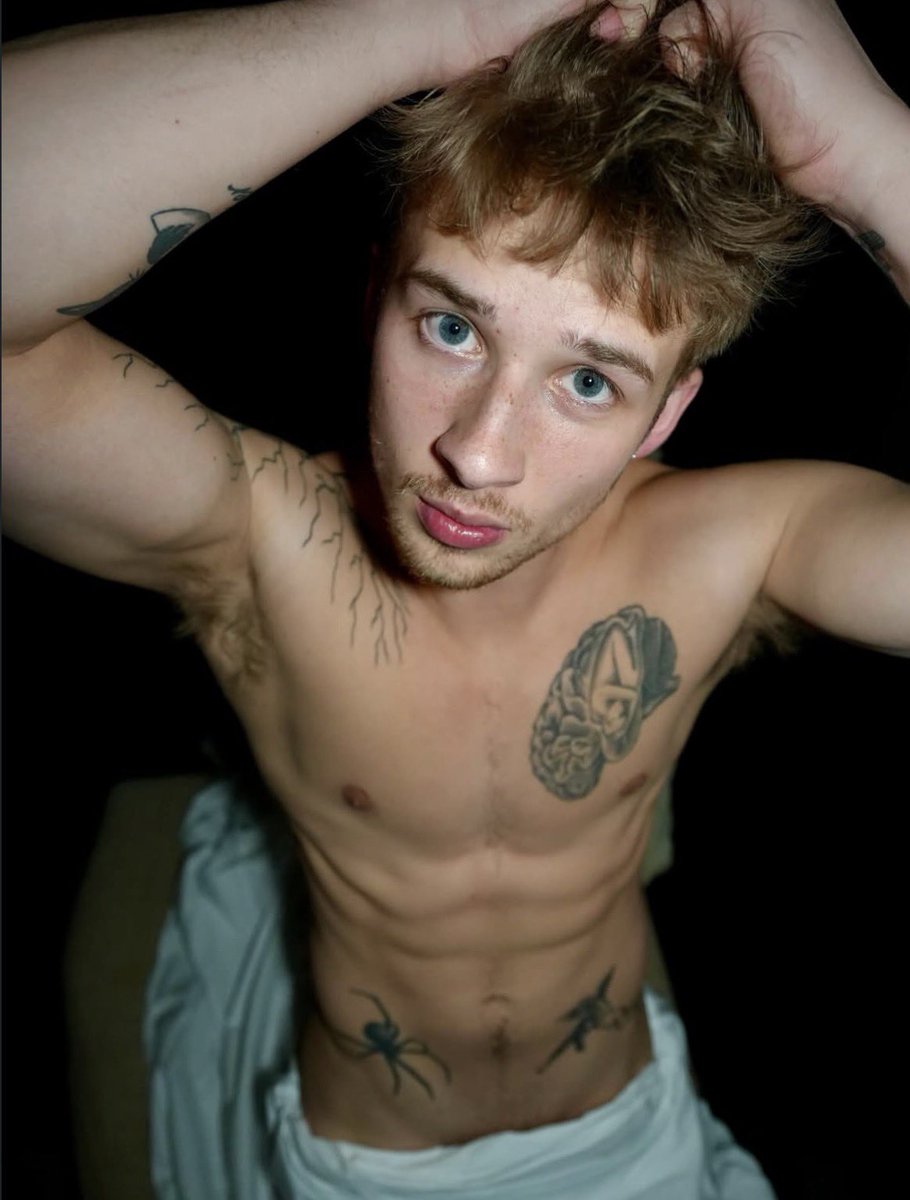striaghtwhite09's tweet photo. Eyes up. You can admire the view, but remember who’s in control. 😈💸 I’m not here to chase attention I’m here to command it. #Findom #Alpha #CashMaster https://t.co/CwCzqPtrXA