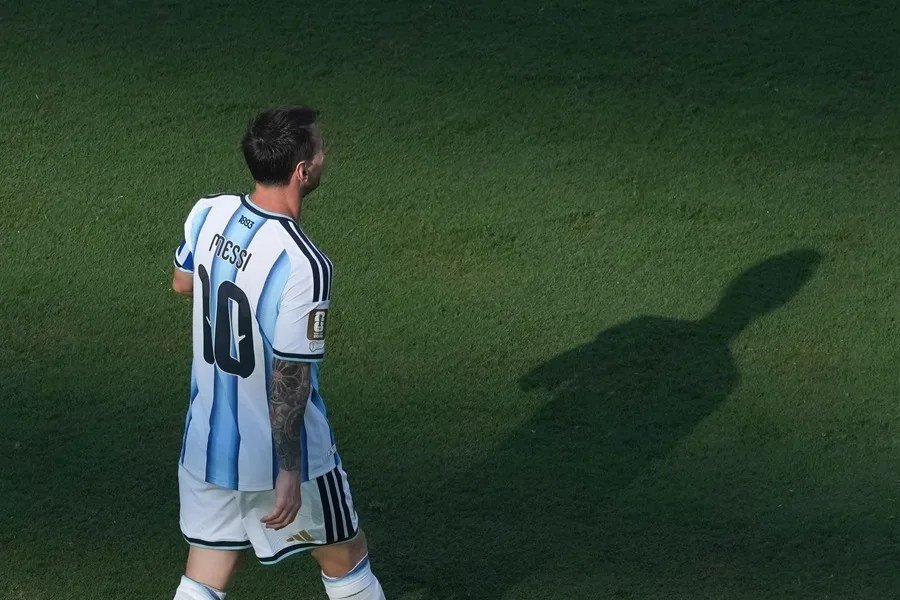 sxntysaad's tweet photo. Tengo recuerdos dispersos, memorias de cuando nació mi gusto por el fútbol,  pero en cada uno de esos fragmentos de mis recuerdos, estabas vos, de alguna forma, y en cada uno de esos momentos, fuiste y sos el mejor de la historia, no me creo que este sea el final, muchas gracias. https://t.co/Tx4N7mbHyt