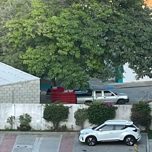 PlataformaALTO's tweet photo. @NIKYTA35 @USanMartinCO ¿Si es falsa entonces por qué echaron al empleado? Y no es muy claro si retiraron las tejas o solo las reemplazaron con unas cercas. https://t.co/sUAJAOmjNU