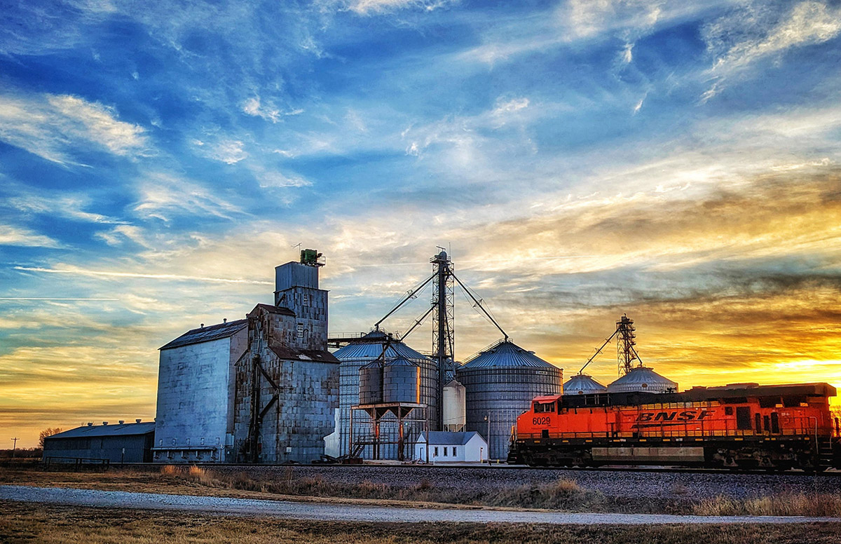 BNSFRailway's tweet photo. Reliable rail service starts with having train crews in the right places at the right time. That’s why we plan ahead of every harvest.

We’ve put our crews in place to support our agricultural customers. We’re constantly monitoring volume expectations and reviewing staffing needs. That way, we remain flexible with available train crews when the time comes for you to ship.

Our team is focused on moving your freight, through harvest and beyond.
