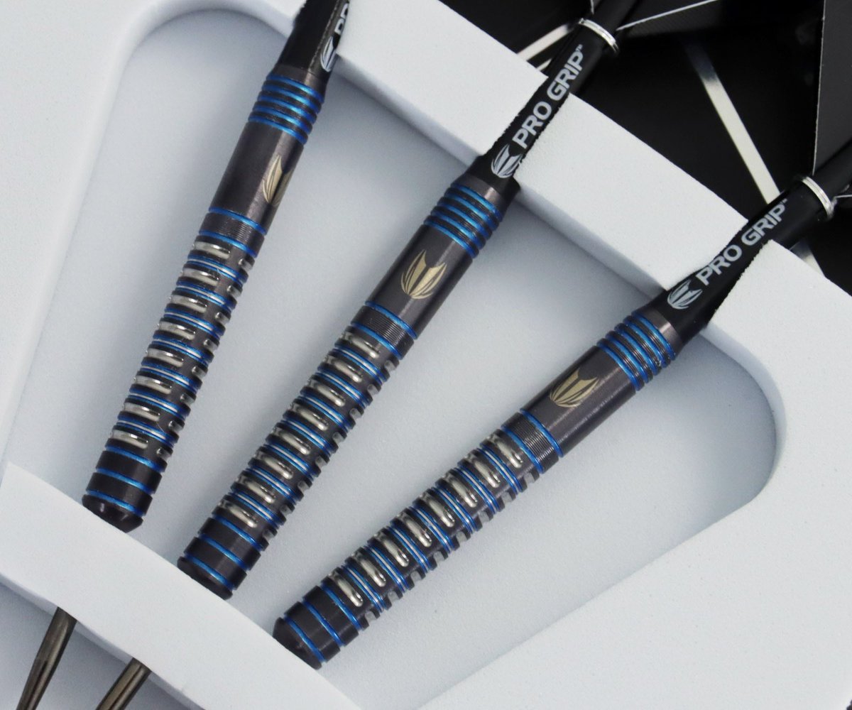 g0midarts's tweet photo. These are the Swiss Points version of his G4 darts. The grip pattern at the back is slightly different, looking more like the Adrian Lewis Black SP which came out in February 2022. https://t.co/MMNtAx9ltP