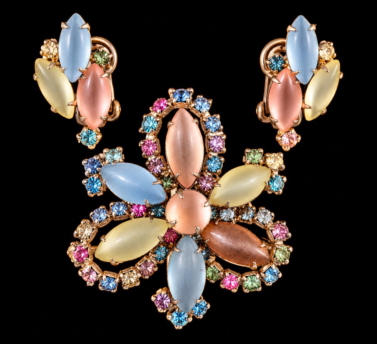 VintageYouSay's tweet photo. #VintageJewelry #VintageBrooch #ClipOnEarrings #VintageJewelrySet #BroochEarringSet #CatEyeJewelry #PastelJewelry #RhinestoneJewelry Vtg Pastel Cat Eye Rhinestone Brooch & Clip-On Earrings Set Multicolor Gold Tone https://t.co/Im67jtkrwN #eBay via @eBay https://t.co/7QKj68bTQq