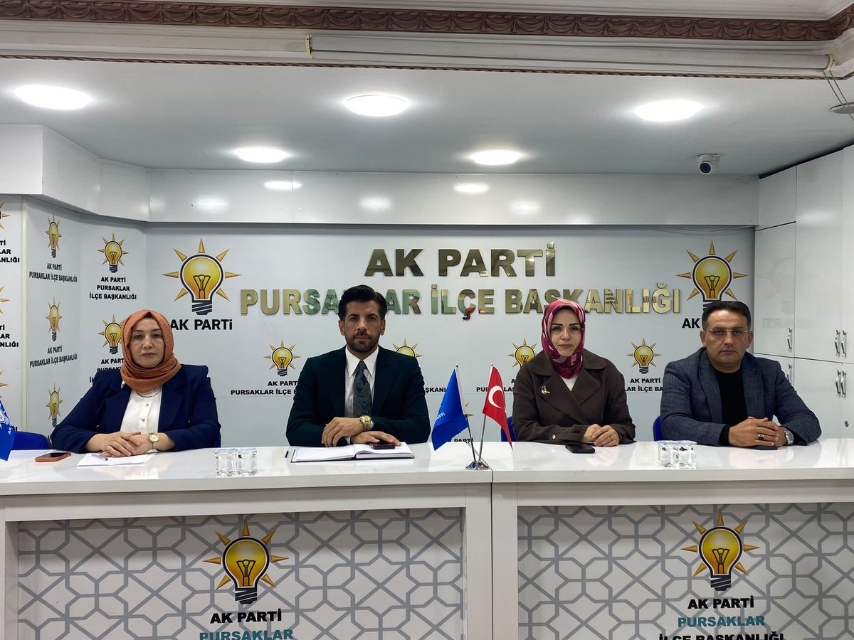AKPURSAKLAR's tweet photo. Haftalık Olağan Yönetim Kurulu Toplantımızı İlçe Başkanımız Sn. İbrahim KOPAN başkanlığında ilçe koordinatörümüz Sn. Şule KÜÇÜK ATEŞ’in katılımlarıyla gerçekleştirdik.
@abuyukgumus @hakanhanozcan @ibrahim_kopan @kurtcancelebi @AkpartiAnkara https://t.co/8qbEK4MP55
