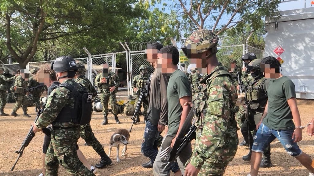 ABDELAESPRIELLA's tweet photo. ¡Seguimos golpeando al narcoterrorismo en el Catatumbo!

En La Gabarra, Tibú, el Ejército Nacional capturó en flagrancia a cinco integrantes de la estructura narcoterrorista 33, del Bloque Magdalena Medio “Gentil Duarte”, perteneciente a las disidencias de las FARC de alias “Calarcá”.

En el procedimiento también fue encontrado un menor de edad, cuya situación deberán esclarecer las autoridades competentes.

Fueron incautados un fusil FAL, dos pistolas, un revólver, munición, seis celulares, una tableta y un brazalete de las FARC.

¡Nuestra Fuerza Pública sigue firme en la defensa de los colombianos! Vamos por todos.

¡Firme por la Patria!

¡Que viva Cristo Rey!

(A.D.L.E.) 🇨🇴🐅