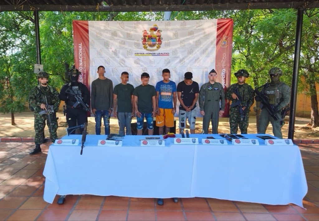 ABDELAESPRIELLA's tweet photo. ¡Seguimos golpeando al narcoterrorismo en el Catatumbo!

En La Gabarra, Tibú, el Ejército Nacional capturó en flagrancia a cinco integrantes de la estructura narcoterrorista 33, del Bloque Magdalena Medio “Gentil Duarte”, perteneciente a las disidencias de las FARC de alias “Calarcá”.

En el procedimiento también fue encontrado un menor de edad, cuya situación deberán esclarecer las autoridades competentes.

Fueron incautados un fusil FAL, dos pistolas, un revólver, munición, seis celulares, una tableta y un brazalete de las FARC.

¡Nuestra Fuerza Pública sigue firme en la defensa de los colombianos! Vamos por todos.

¡Firme por la Patria!

¡Que viva Cristo Rey!

(A.D.L.E.) 🇨🇴🐅