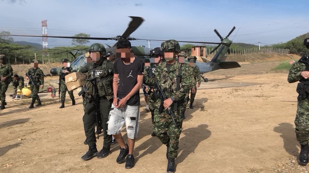 ABDELAESPRIELLA's tweet photo. ¡Seguimos golpeando al narcoterrorismo en el Catatumbo!

En La Gabarra, Tibú, el Ejército Nacional capturó en flagrancia a cinco integrantes de la estructura narcoterrorista 33, del Bloque Magdalena Medio “Gentil Duarte”, perteneciente a las disidencias de las FARC de alias “Calarcá”.

En el procedimiento también fue encontrado un menor de edad, cuya situación deberán esclarecer las autoridades competentes.

Fueron incautados un fusil FAL, dos pistolas, un revólver, munición, seis celulares, una tableta y un brazalete de las FARC.

¡Nuestra Fuerza Pública sigue firme en la defensa de los colombianos! Vamos por todos.

¡Firme por la Patria!

¡Que viva Cristo Rey!

(A.D.L.E.) 🇨🇴🐅