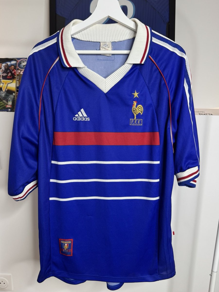 Giggs_'s tweet photo. L’Équipe de France sous Zidane ? C’est bieng.

Des maillots authentiques à petits prix ? C’est bieng aussi.

@Levestdupeuple qui m’offre un maillot France 98 à vous faire gagner ? C’est les émotions. 🥹

RT + follow son compte pour participer.
TAS vendredi. Bonne chance ! 🫡🇫🇷 https://t.co/0y7sKG979R