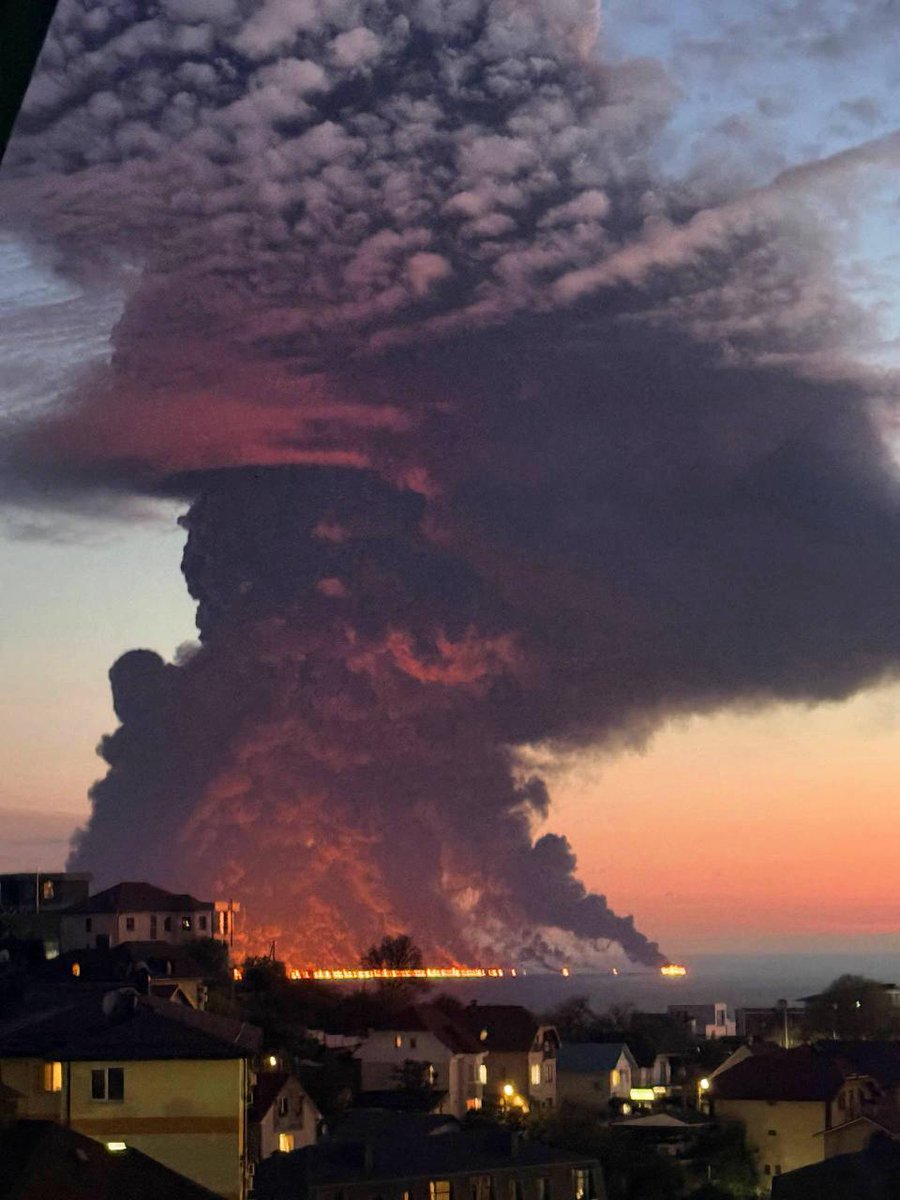 YakushinaLisa's tweet photo. 🚨BREAKING: All 23 🇮🇳Indian crew rescued after unmanned boats set oil tanker ablaze in Black Sea

Unmanned boats attacked a Liberian-flagged oil tanker off the Black Sea coast, setting the vessel on fire, 🇷🇺Russian Ministry of Transport said

All 23 crew members - every one of them an Indian citizen - were rescued

❗An open fire is still burning at sea

Firefighting will begin once the blaze loses intensity, the ministry added