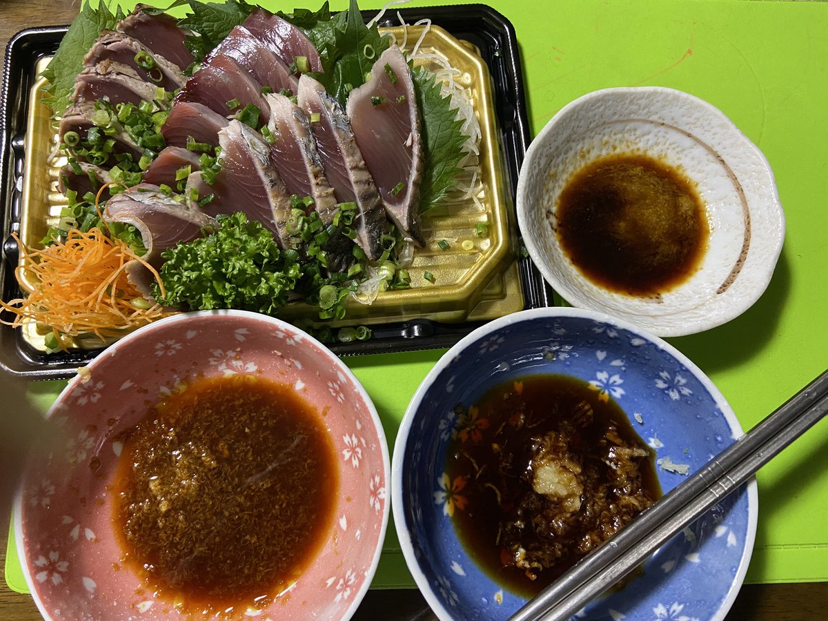 zombiscrum's tweet photo. 2026.10.6スーパーの７割引き
〝カツオ刺身〟を

生姜、ニンニク、わさび
どれが１番美味いのか
比べ味わってみた🍺🍺🍺

やっぱ生姜✖︎正油が１番
美味いと感じた👍🏻😋✨

ニンニク✖︎正油が２番👍🏻

わさび✖︎正油も美味い👍🏻

ちなみに生姜、ニンニクは
自分ですりおろした🧄🫚
わさびはチューブ✨ https://t.co/LzYI01QWkh