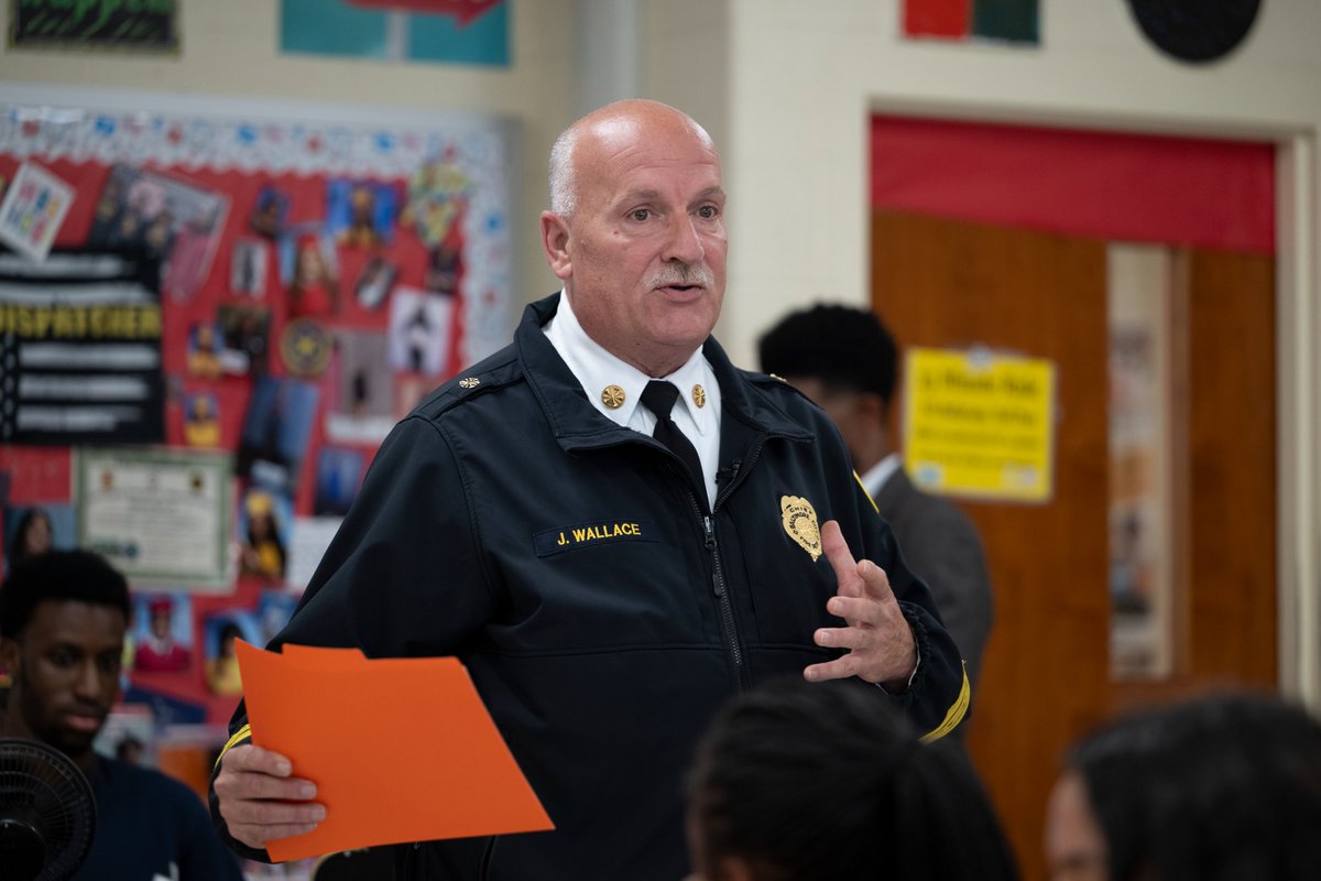 BaltimoreFire's tweet photo. Mayor Brandon M. Scott, Fire Chief James W. Wallace and BCFD visited Dunbar High School for Fire Prevention Week to discuss safe charging, answer questions and hear students’ EMS career goals.
#FirePreventionWeek #ChargeSafely #BCFD https://t.co/REy7dbQu3L