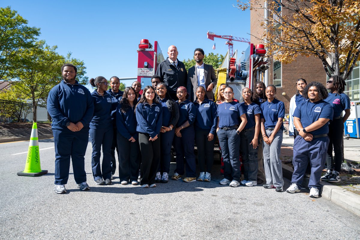 BaltimoreFire's tweet photo. Mayor Brandon M. Scott, Fire Chief James W. Wallace and BCFD visited Dunbar High School for Fire Prevention Week to discuss safe charging, answer questions and hear students’ EMS career goals.
#FirePreventionWeek #ChargeSafely #BCFD https://t.co/REy7dbQu3L