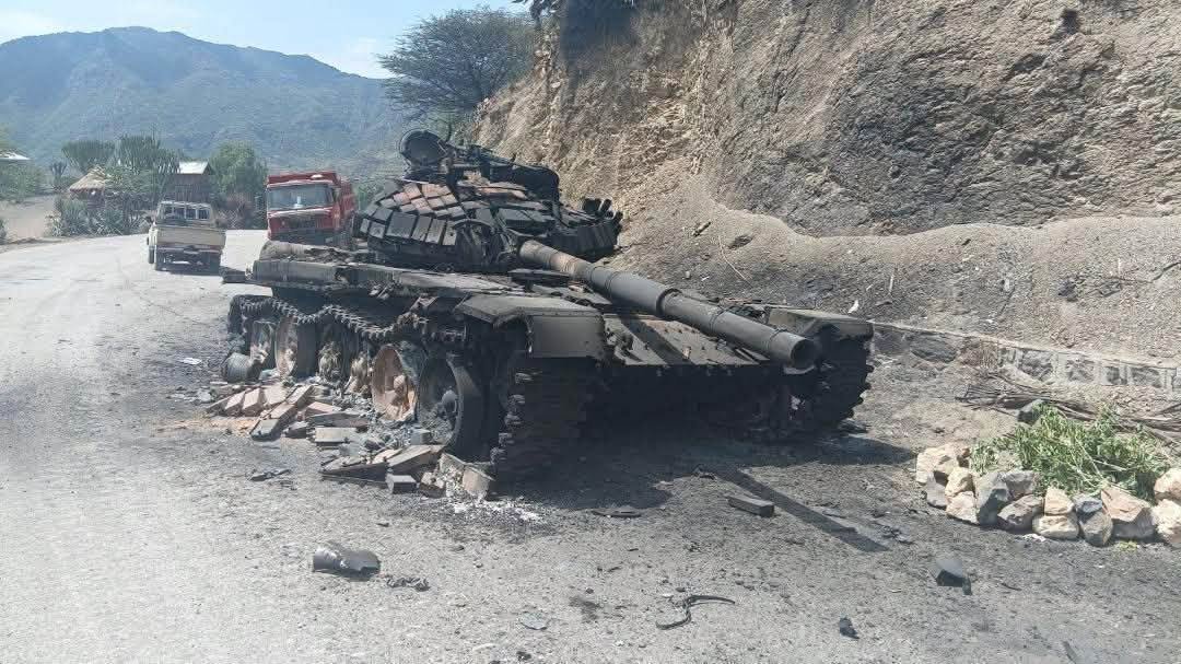 EthioCatalyst's tweet photo. ሰበር ታንኩን እያንጋጋ መቀሌ ያመራው መከላከያ ዶጋ አመድ እየሆነ ነው https://t.co/sF5kBHfJ0V