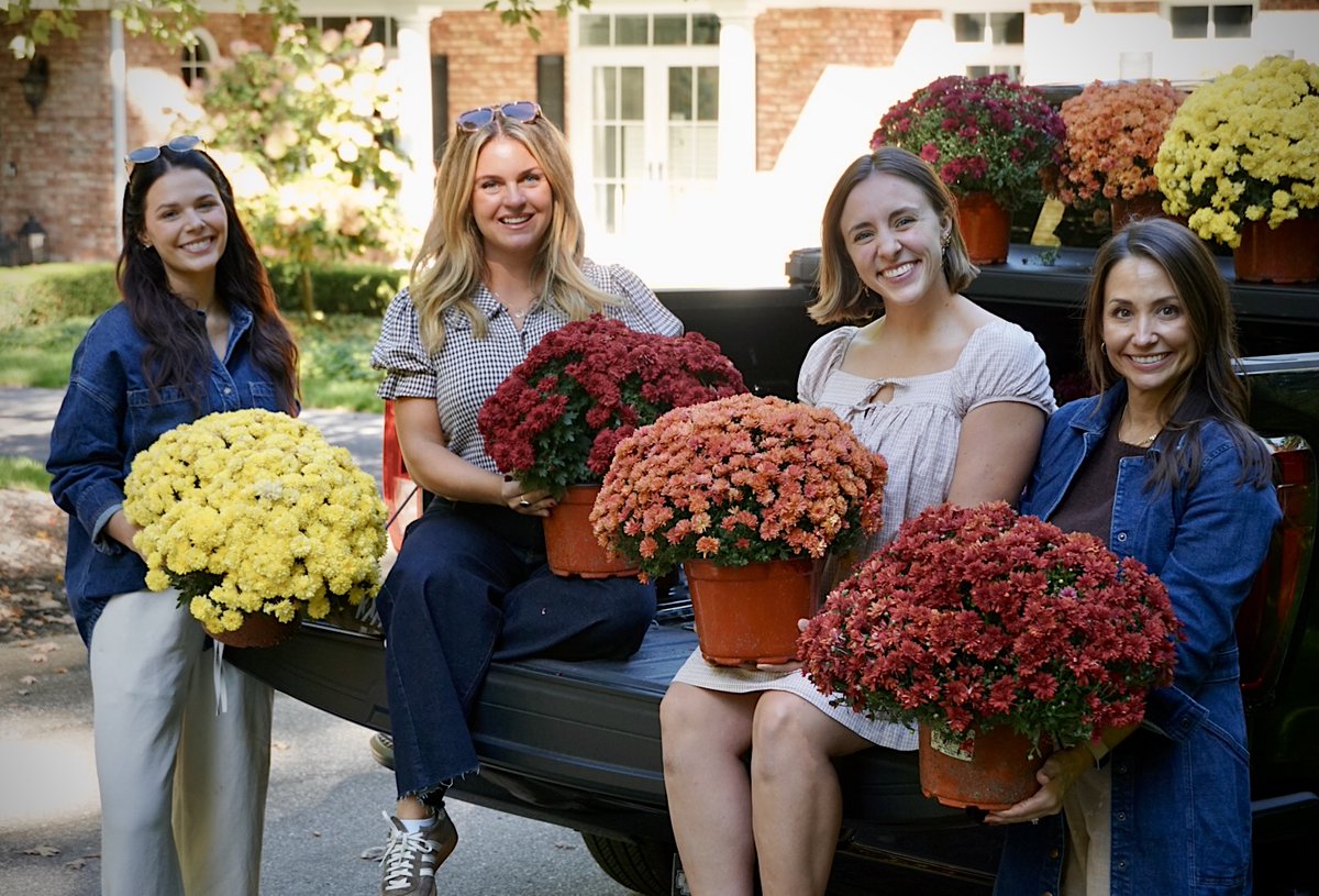 CFGFW's tweet photo. We are personally delivering mums to Paul Clarke Legacy Society members and fundholders throughout our community!

We’re grateful for every opportunity to connect with our fundholders face-to-face and celebrate the meaningful impact they’re making in our community. https://t.co/hwPswZOVLq