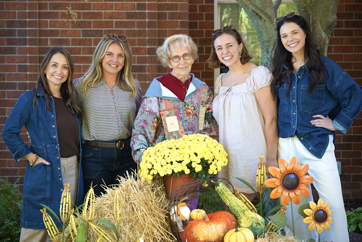 CFGFW's tweet photo. We are personally delivering mums to Paul Clarke Legacy Society members and fundholders throughout our community!

We’re grateful for every opportunity to connect with our fundholders face-to-face and celebrate the meaningful impact they’re making in our community. https://t.co/hwPswZOVLq