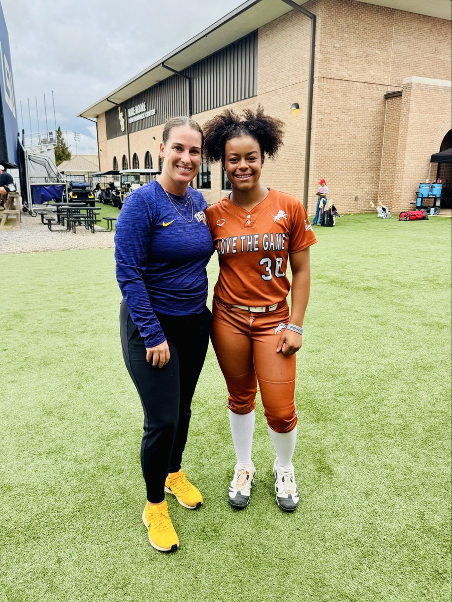 IslaBroussard's tweet photo. Thank you @lsusoftball for a great camp!! LSU is so cool! Even the rain didn’t matter. Coach Torina showed me different grips for pitches and made experimenting really fun, even if it didn’t initially work out. Coach Bryce and Coach Sandra are awesome. I learned so much from all the coaches and players. Also I got to see my LTG Sister, @samalekman and meet @paytn_monticelli 🔥🔥🥎
@LSUsoftballcamp @BethTorina @CoachNealPT @LSU_SandraMoton @CoachCatLTG @ltg2030 @lsu_dailynews