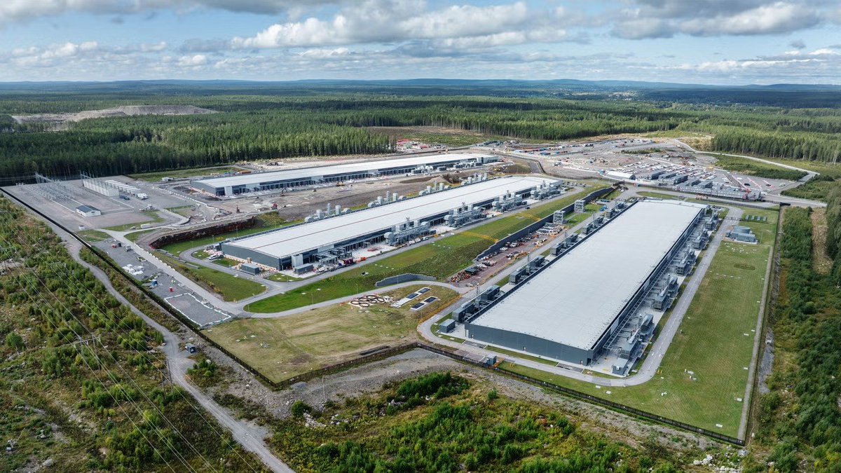 Franzmeista's tweet photo. @f4micom If anyone's actually wondering what a European datacenter looks like https://t.co/HNLoamwsqW