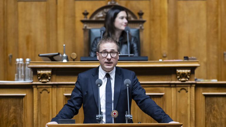 Weltwoche's tweet photo. EU-Debatte: Walliser FDP-Nationalrat Philippe Nantermod beschimpft Mitte-Ständerat Beat Rieder als Antidemokraten, weil dieser die EU-Verträge kritisierte. Geht’s noch? https://t.co/HUUwkcC74M https://t.co/jewrKkUSKo