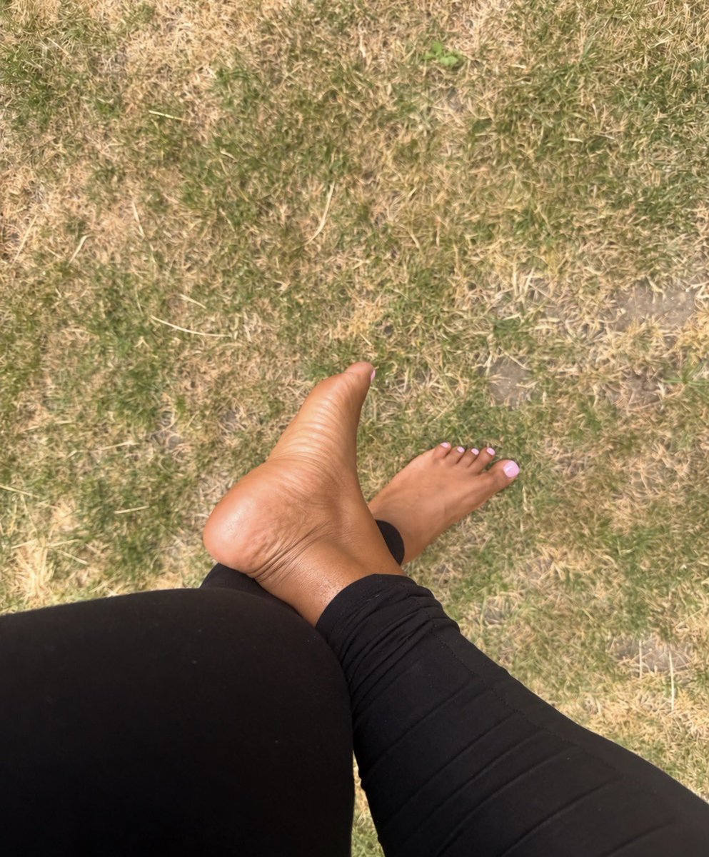 thickmegz's tweet photo. Fresh pink, perfect arches. For a closer look at these soles, send tribute to unlock my DMs. 👛✨

Pink toenails soles https://t.co/mUP5HxQ8ki