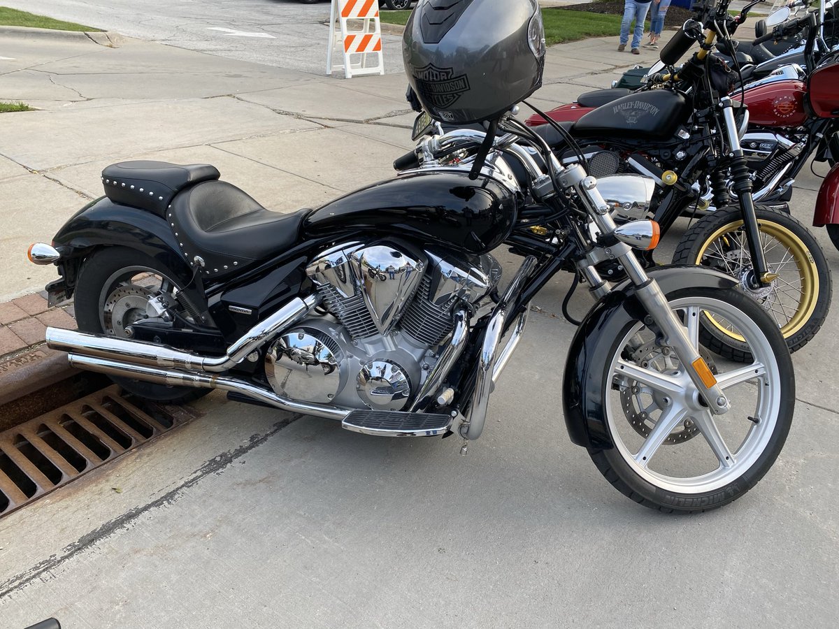 Moto_History's tweet photo. This Honda VTX1300 looks all business, these were great bikes. #cruiserstyle. #hondamotorcycles. #streetcruiser. #factorycustom. #americanstyle https://t.co/mNNS76h0YF