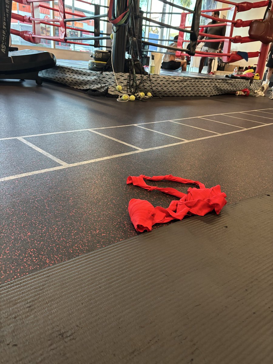 elliewhowhatnow's tweet photo. Morning. 

6a boxing may have almost killed me but we made it 😅 https://t.co/nZakI7rSTS