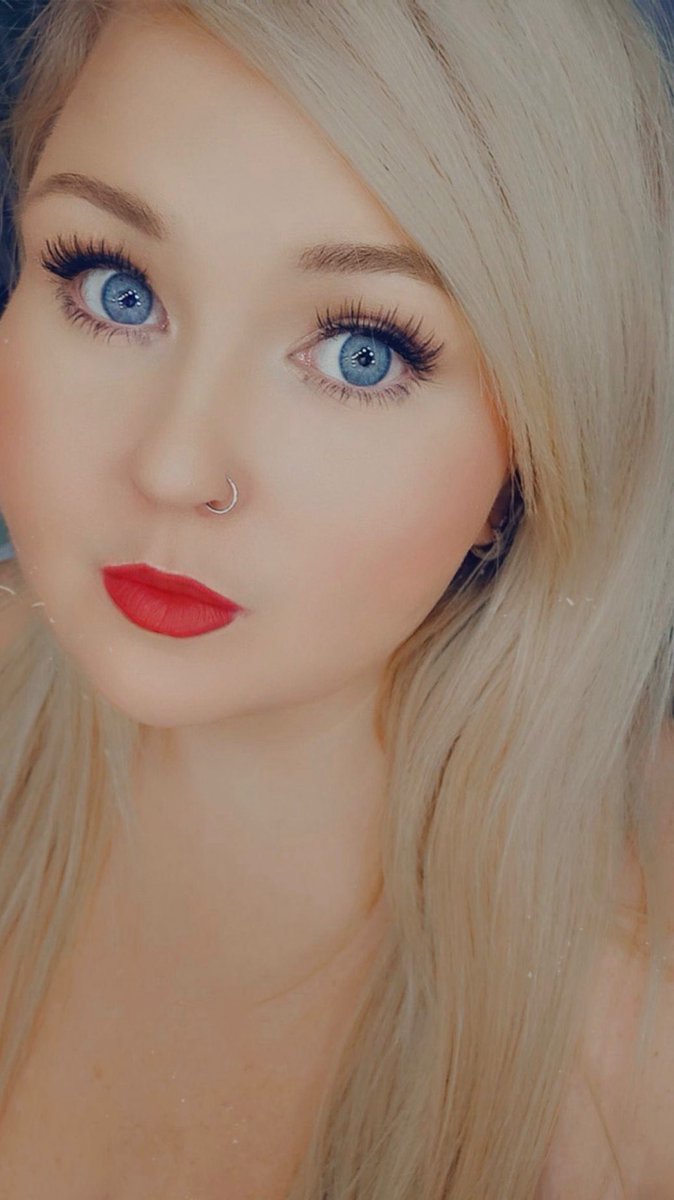 funnyLgirl89's tweet photo. It’s almost red lip season again 💋 https://t.co/wA3lVD6kL4