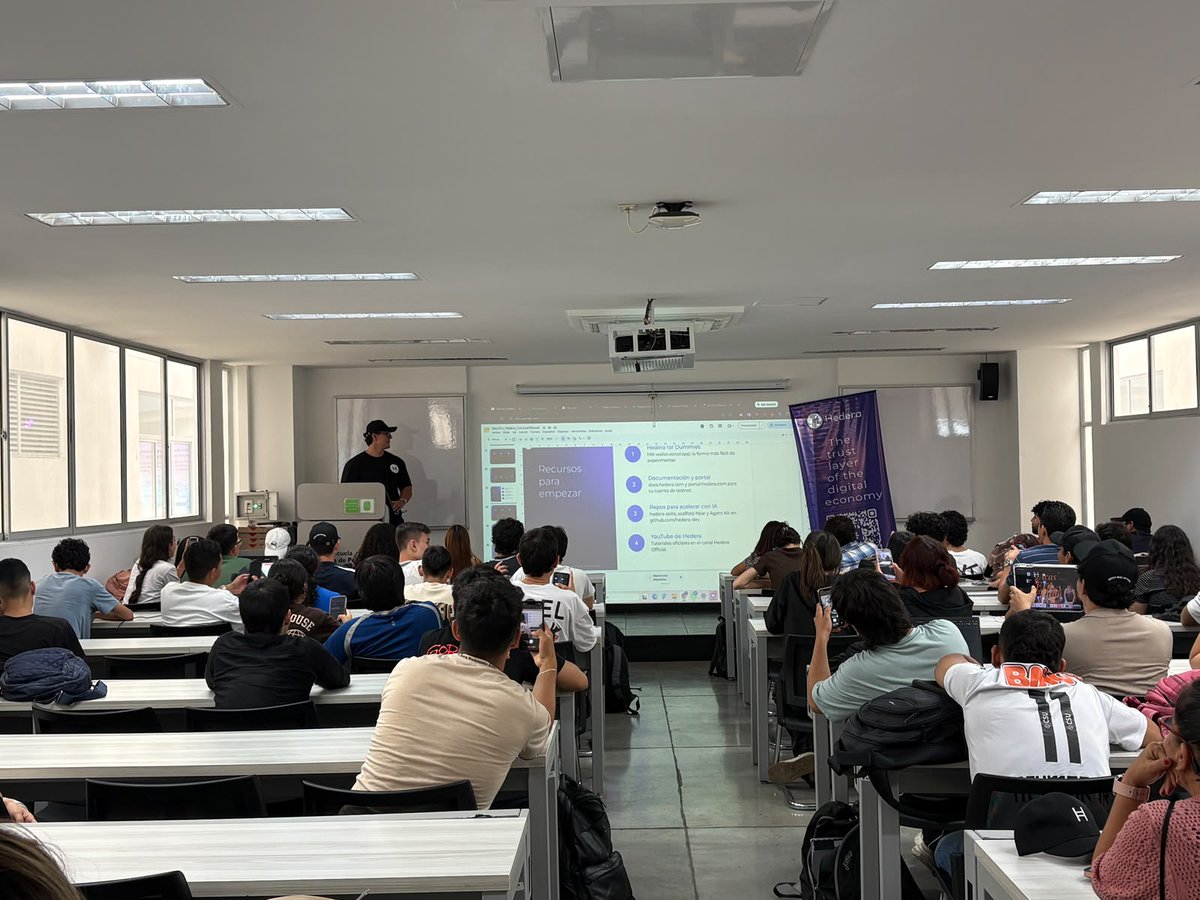 nicolasgarc_ia's tweet photo. Empezamos desde cero: cuando le mandas plata a alguien, ¿en quién confías?
Del cuaderno compartido al "chisme sobre el chisme" (gossip about gossip), y de ahí a una demo en vivo en el Developer Playground de Hedera. https://t.co/HomijWy92f