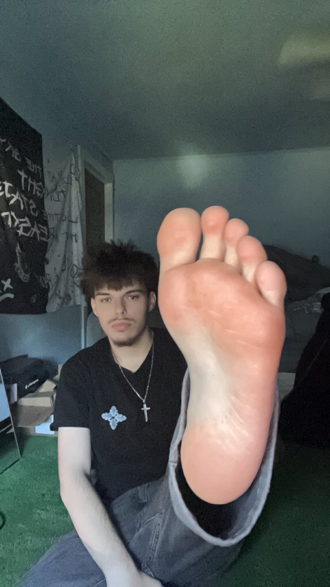 AlphaThizzy's tweet photo. Thizzy owns you and all your cash‼️

#FinDom #Cashmaster #cashgod #cashalpha #dom #sniff #serve #send #cashmaster #feet #malefeet #footfetish #findom #footworship #cashslave #finsub #domination  #trampling https://t.co/Myn38UCSI1