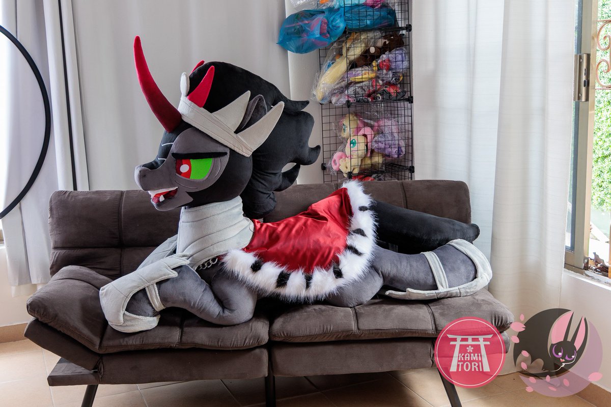 NeroFledermaus's tweet photo. Life size King Sombra👑 🐎 , 1.82mtrs  long 2 different expressions, removable armor and... Very heavy 🤣👌 Made with our own patterns Shannon minky and faux fur.
#mlpg4 #mylittlepony #Handmade #kingsombra #mylittleponyfanart #mylittlepony #HandmadePlush https://t.co/7GryONo5sZ