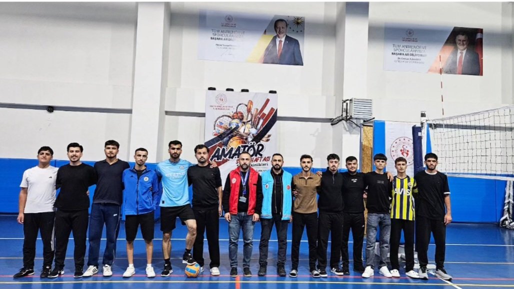 gsb_vartogm's tweet photo. Amatör spor haftası coşkusu #Varto ilçemizde başladı. 🏐✨
İlçe Müdürlüğümüzce Amatör Spor Haftası etkinlikleri kapsamında düzenlenen voleybol müsabakaları gençlerimizden büyük ilgi gördü. 👏🏆
#GSBGM
#AmatörSporHaftası https://t.co/d9gmcAjEba