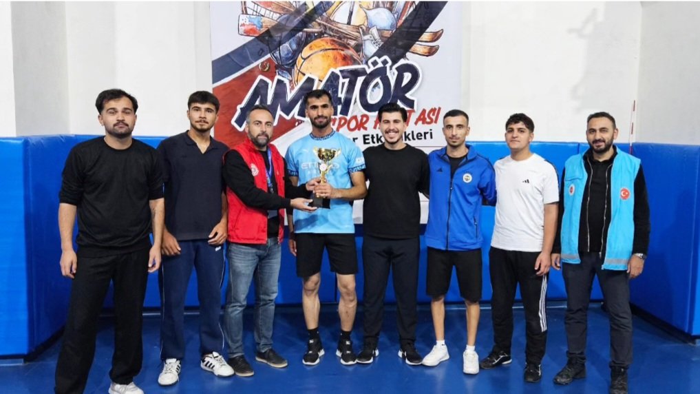 gsb_vartogm's tweet photo. Amatör spor haftası coşkusu #Varto ilçemizde başladı. 🏐✨
İlçe Müdürlüğümüzce Amatör Spor Haftası etkinlikleri kapsamında düzenlenen voleybol müsabakaları gençlerimizden büyük ilgi gördü. 👏🏆
#GSBGM
#AmatörSporHaftası https://t.co/d9gmcAjEba